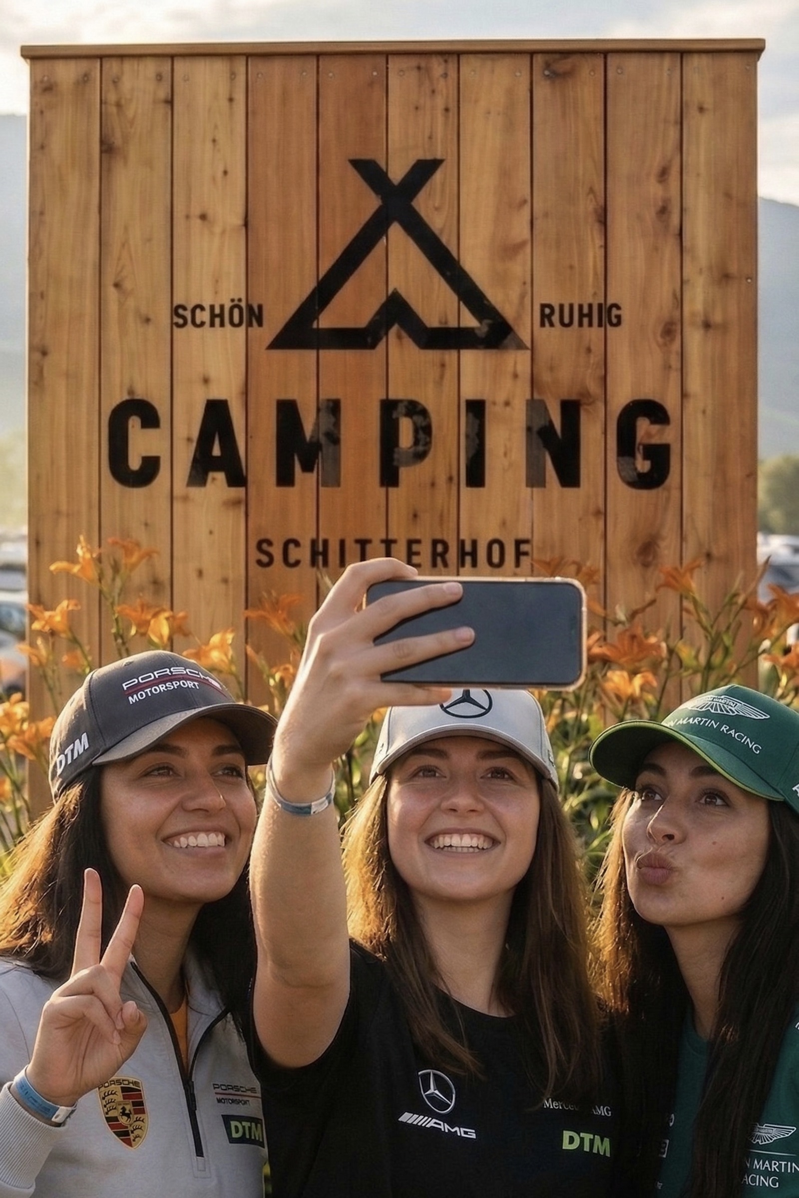 Gasten met selfie voor het Schitterhof CAMPING WEISS-bord — kleurcode WEISS herkenbaar in de huisstijl