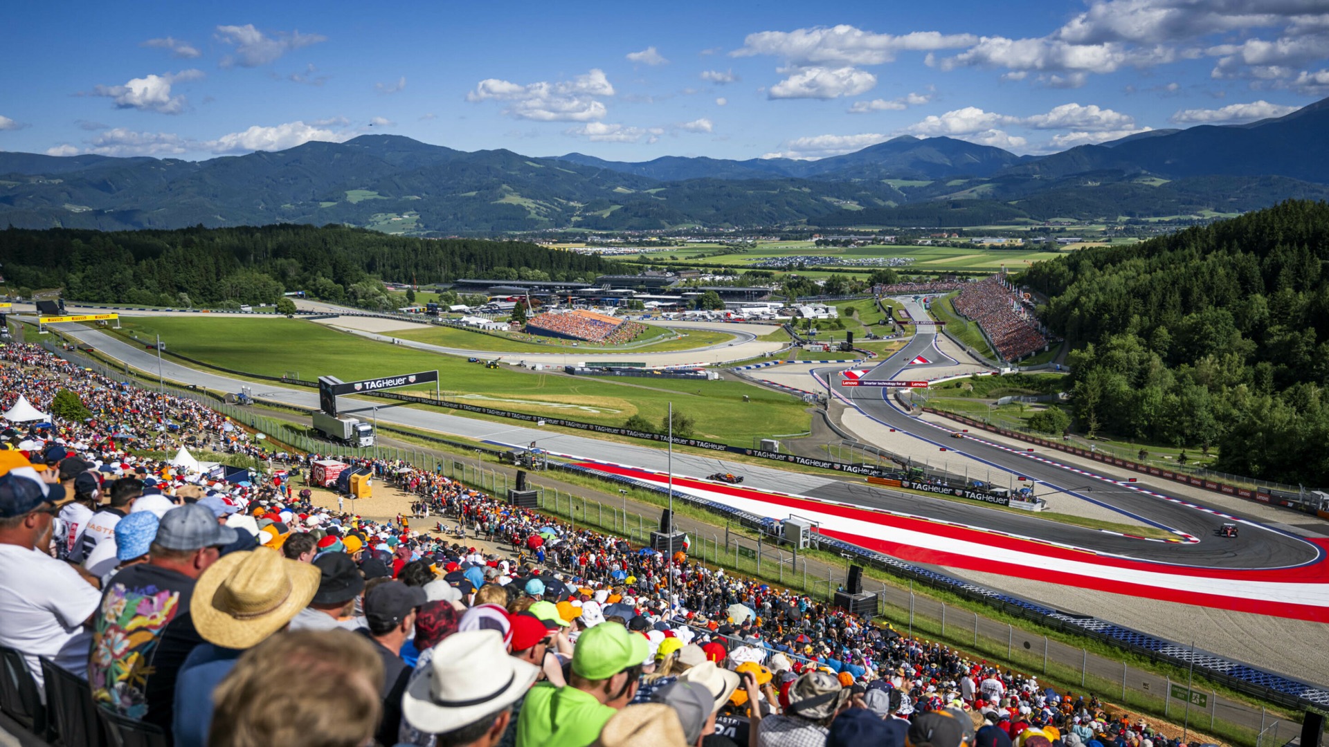 Panorama Red Bull Ring tijdens een F1 Grand Prix — tribune, paddock en uitzicht over het circuit