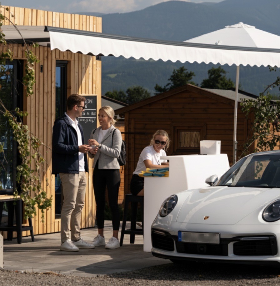 Aankomst en check-in bij de receptie van Schitterhof CAMPING WEISS tijdens een F1-weekend